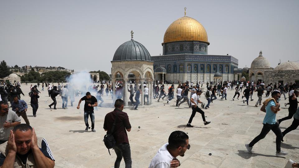 The Arab League warns that the Israeli raid on the Al-Aqsa mosque could lead to violence.