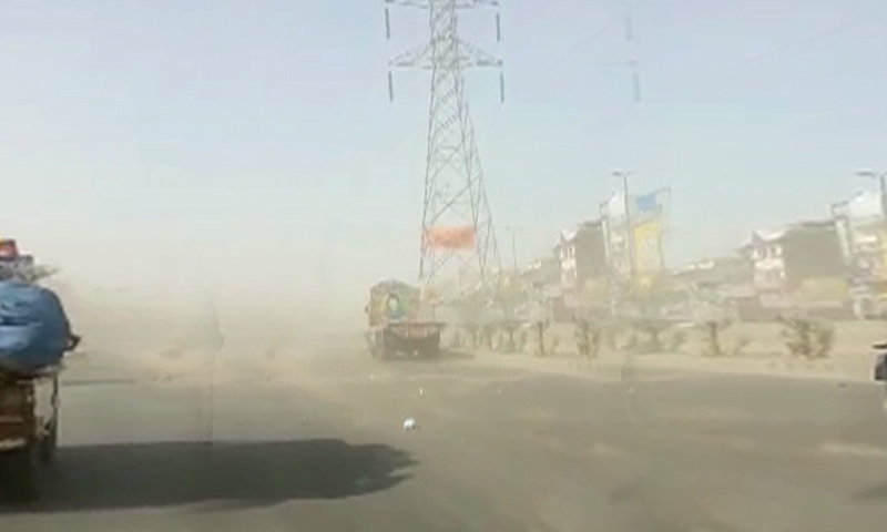 Stron winds in Karachi