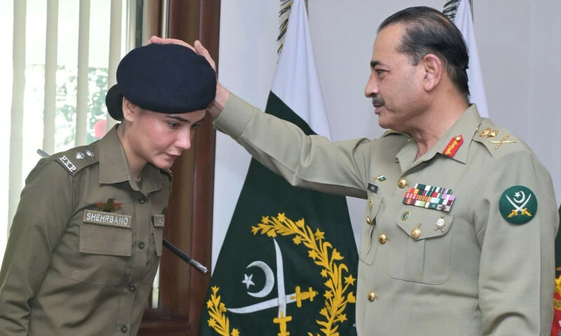 COAS applauds Lahore Cop for selfless devotion of duty