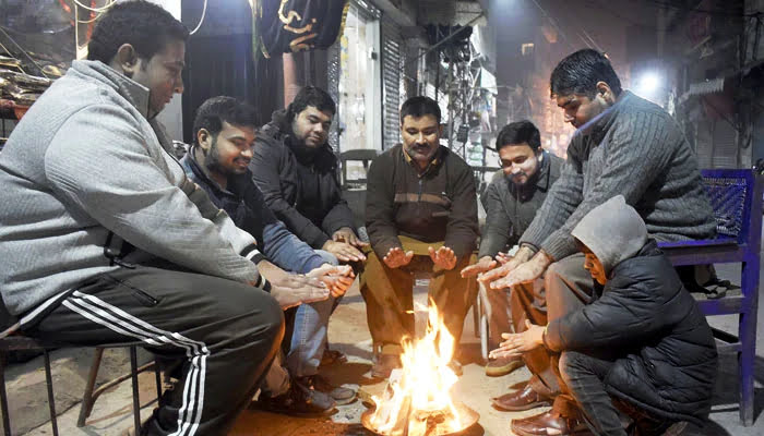 KARACHITES ENJOY THE SURPRISED COLD WAVES AFTER HEAVY RAINFALL