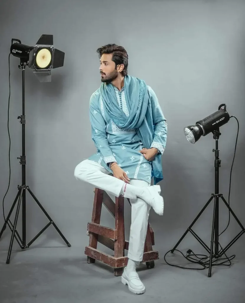 Fahad Mustafa Faces Criticism on His female style dressing in Iftar transmission