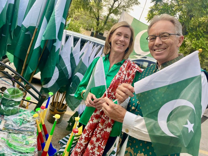 Japanese & Australian envoys show solidarity with Pakistan in unique style