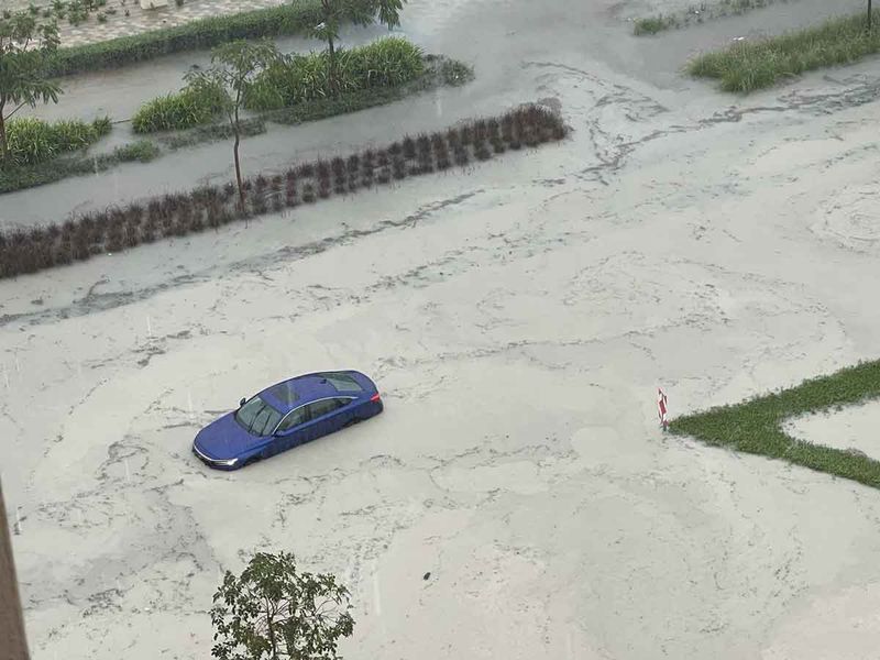 Heavy storm lashes UAE - Flights diverted , highways closed , life disrupted