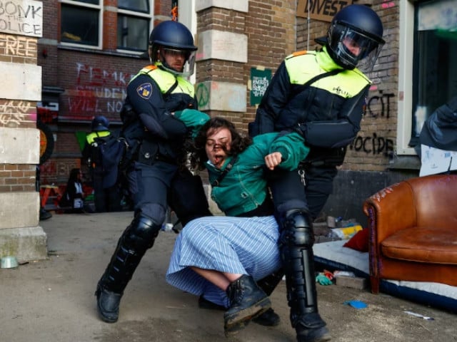 Police & demonstrators clash-Protest for Gaza in AMstredam