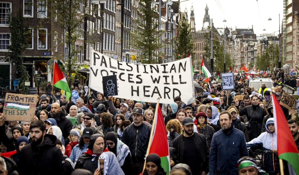 Police & demonstrators clash-Protest for Gaza in AMstredam