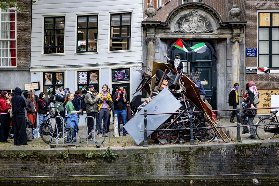 Police & demonstrators clash-Protest for Gaza in AMstredam