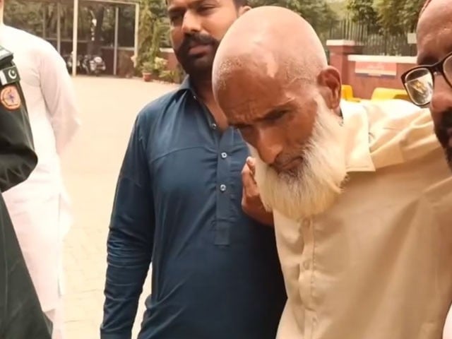 Elderly beggar in Punjab discovered with Rs500,000 and Saudi visas