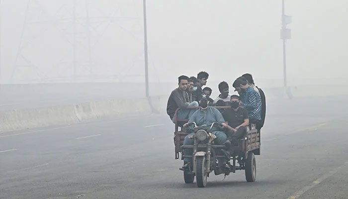 "Dear Pakistan, Move to Karachi" - Bilawal’s Post Sparks Buzz on Social Media Amid Smog Crisis