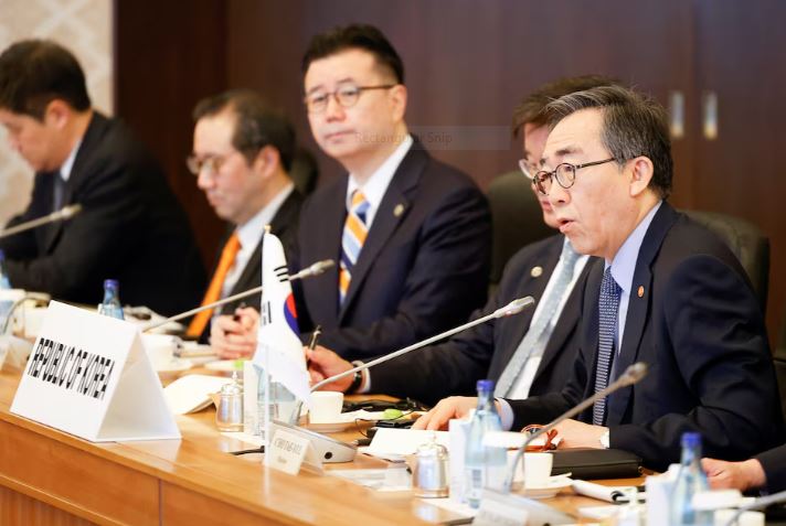 Japan, China & South Korea in High-Stakes Talks Amid Global Tensions 5 Japan, China & South Korea in High-Stakes Talks Amid Global Tensions