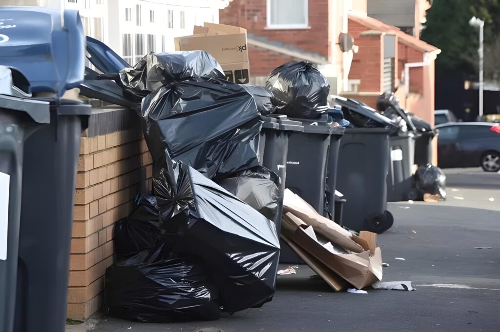 Birmingham Turns into ‘Trash City’ as Garbage Collectors Go on Strike 1 Birmingham Turns into ‘Trash City’ as Garbage Collectors Go on Strike