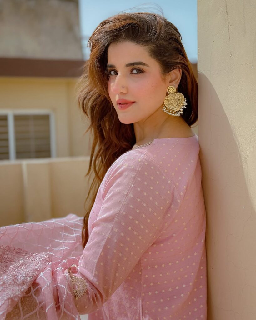 Eid Glam: How Pakistani Celebrities Shine in Style on Eid 2 Eid Glam: How Pakistani Celebrities Shine in Style on Eid