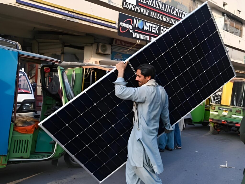 Pakistan Leads Global Solar Panel Imports, Generating 17 Gigawatts in 2024 1 Pakistan Leads Global Solar Panel Imports, Generating 17 Gigawatts in 2024