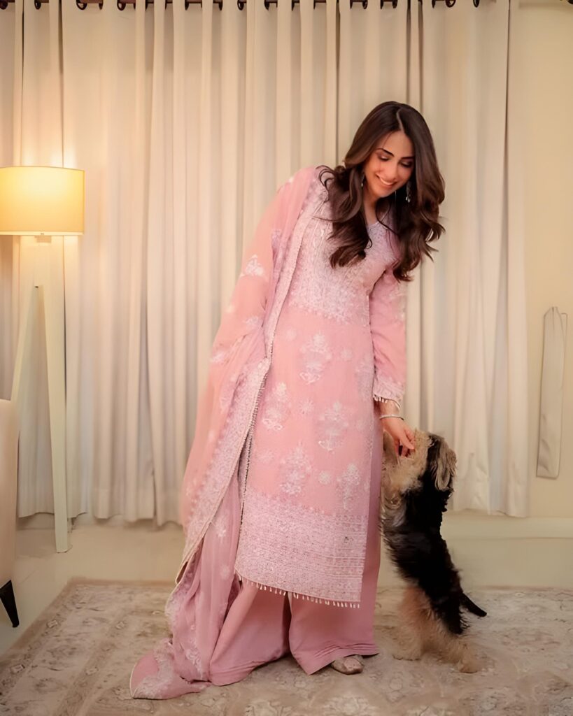 Eid Glam: How Pakistani Celebrities Shine in Style on Eid 5 Eid Glam: How Pakistani Celebrities Shine in Style on Eid