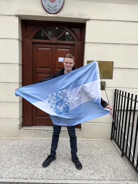 Tinny Nation, Major Drama—Man, 20 Builds Country With 400 Citizens 2 Tinny Nation, Major Drama—Man, 20 Builds Country With 400 Citizens