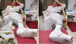 Legend’s Morning Walk Turns Painful-Mustafa Qureshi Injured on Karachi’s Broken Road 1 Legend’s Morning Walk Turns Painful-Mustafa Qureshi Injured on Karachi’s Broken Road